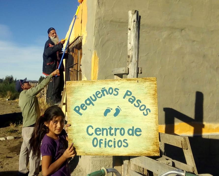 Gente pintando el centro de oficios