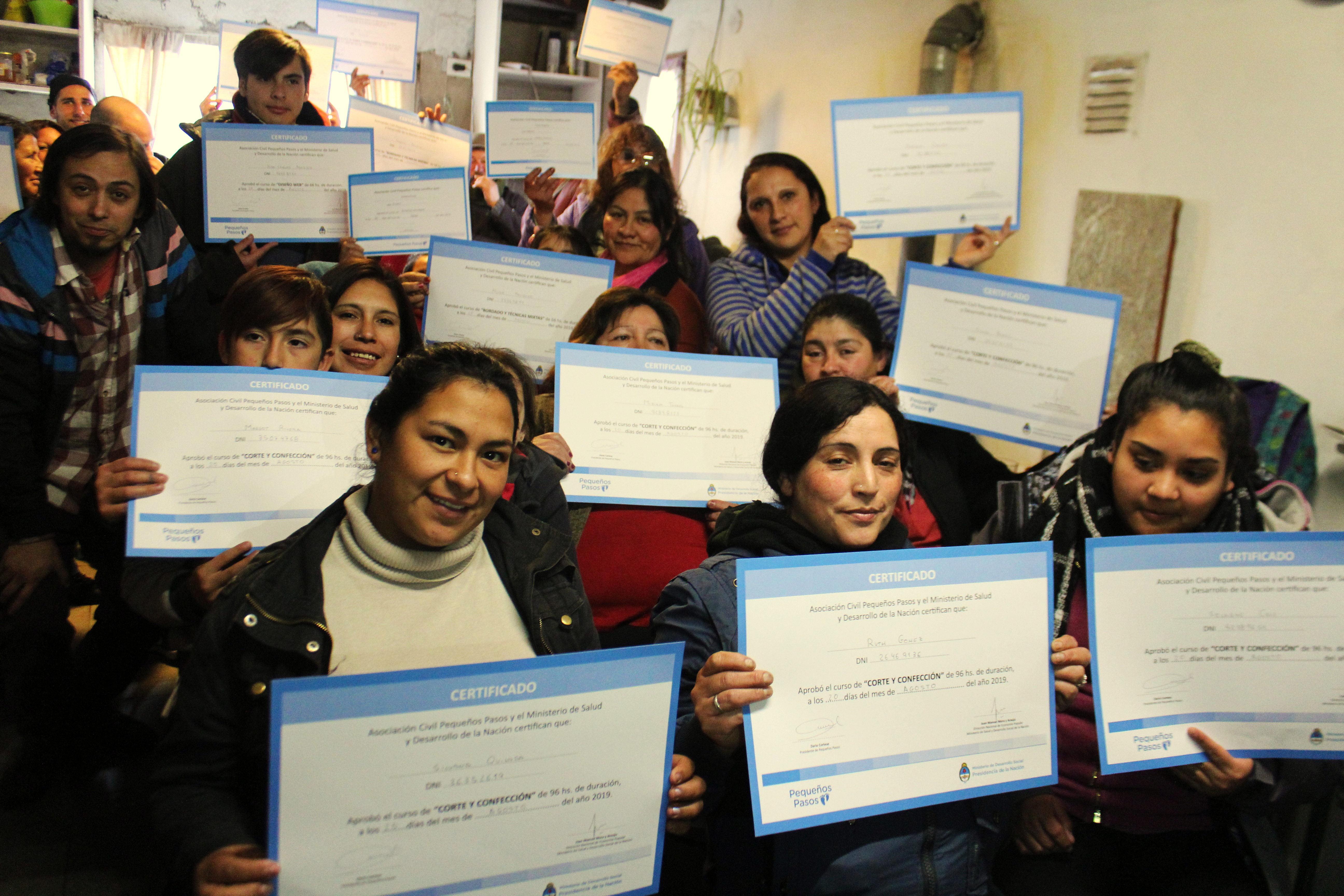 imagen niños sosteniendo certificados