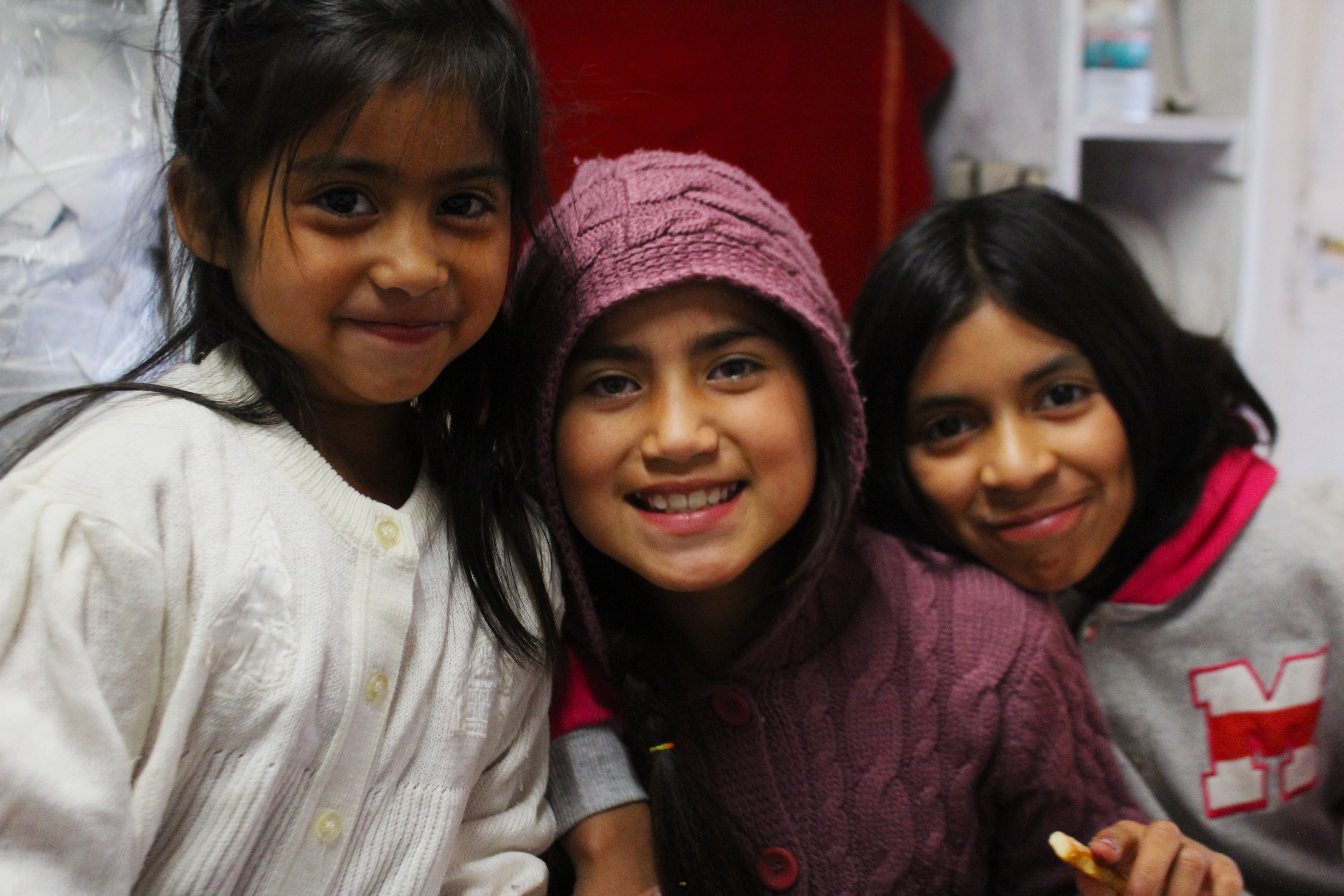 imagen de tres niñas sonriendo