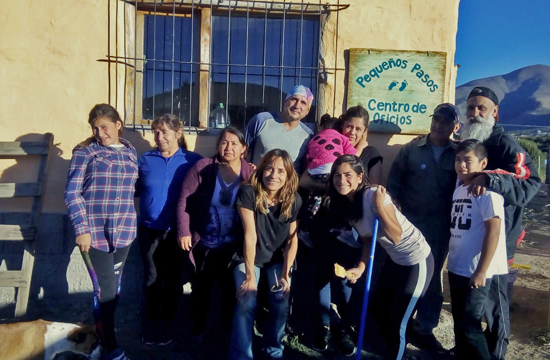 imagen de un grupo frente al centro de oficios